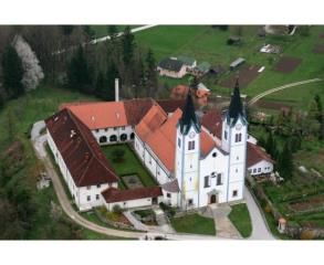 Cerkev in Frančiškanski samostan Nazarje  Kirche und Franziskanerkloster Nazarje  Church and Franciscan Monastery Nazarje
